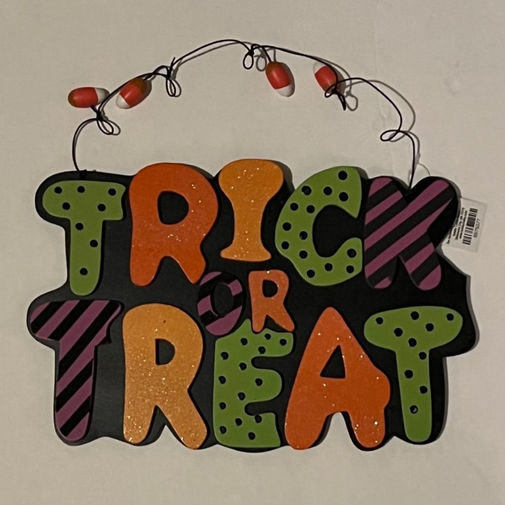 C - BRAND NEW HALLOWEEN TRICK OR TREAT WALL SIGN DECORATION